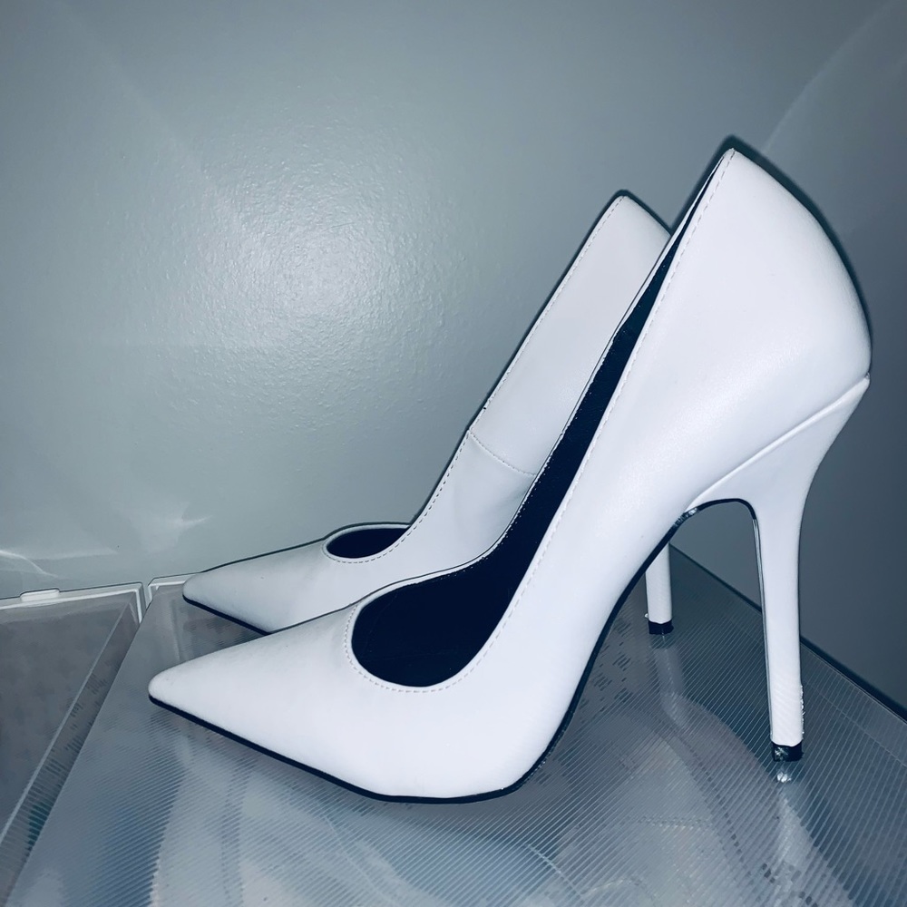 White Heels 👠 Pretty Little thing heels, unfortunately they’re too small 4 me.